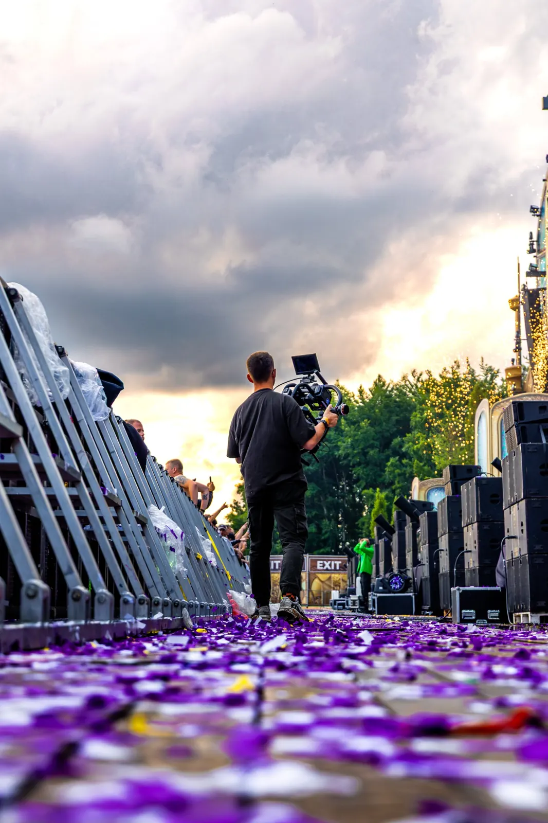 Lage hoek tussen de confetti langs de dranghekken