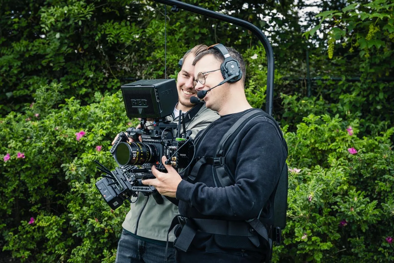 Overleg achter de camera op de set van Fun Forest